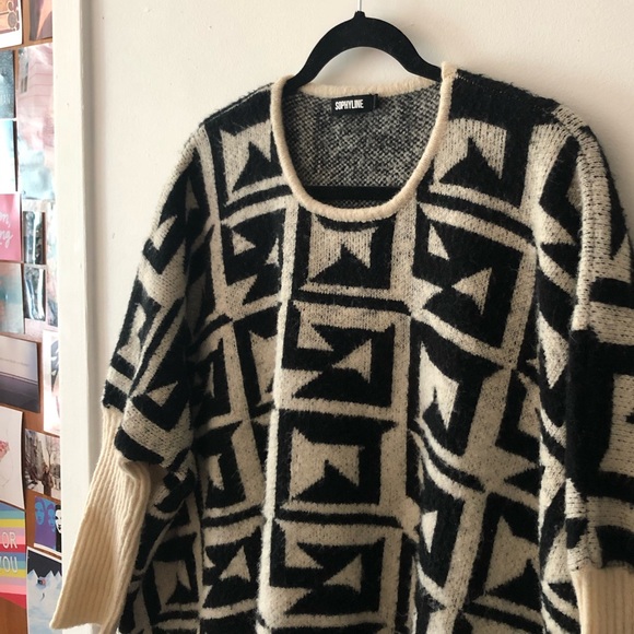 🌚 Black&white geometric print jumper / Small-to-Large - Picture 2 of 6